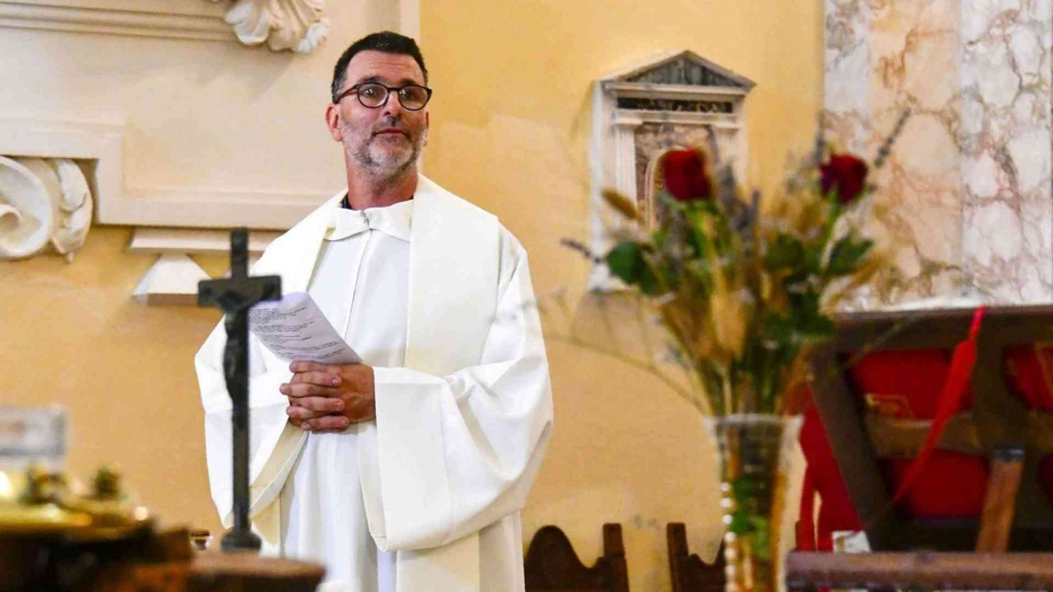 Don Cristian parroco-eremita vicino alla gente. Preghiera e accoglienza