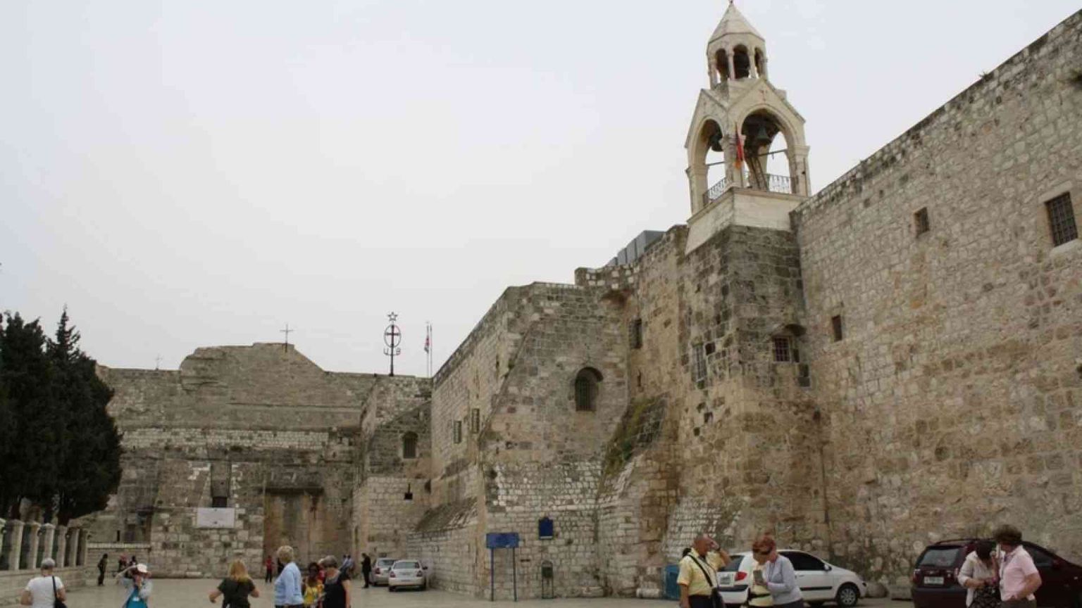 Israele chiude fino al 29. Polemiche sugli ingressi speciali