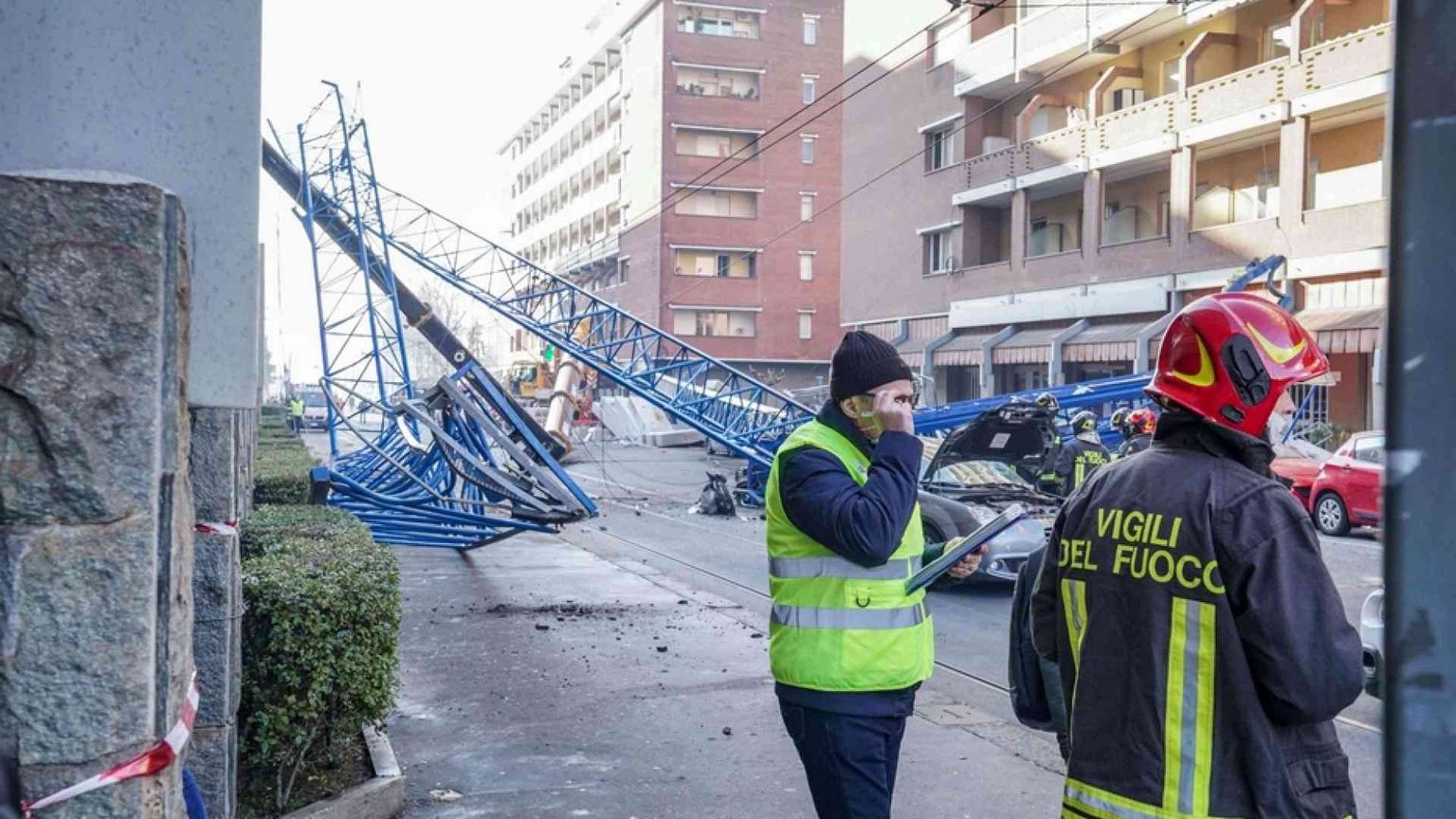 Crolla gru su palazzo, tre operai morti a Torino