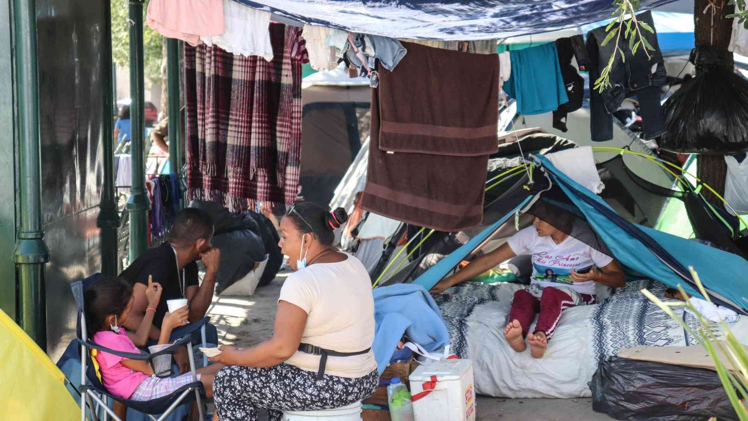 Nei campi dei migranti dal Messico in Usa, dove un numero "ti salva"