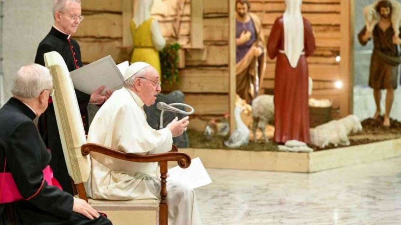Il Papa: l'umiltà conduce a Dio. «Ai migranti aprire la porta del cuore»