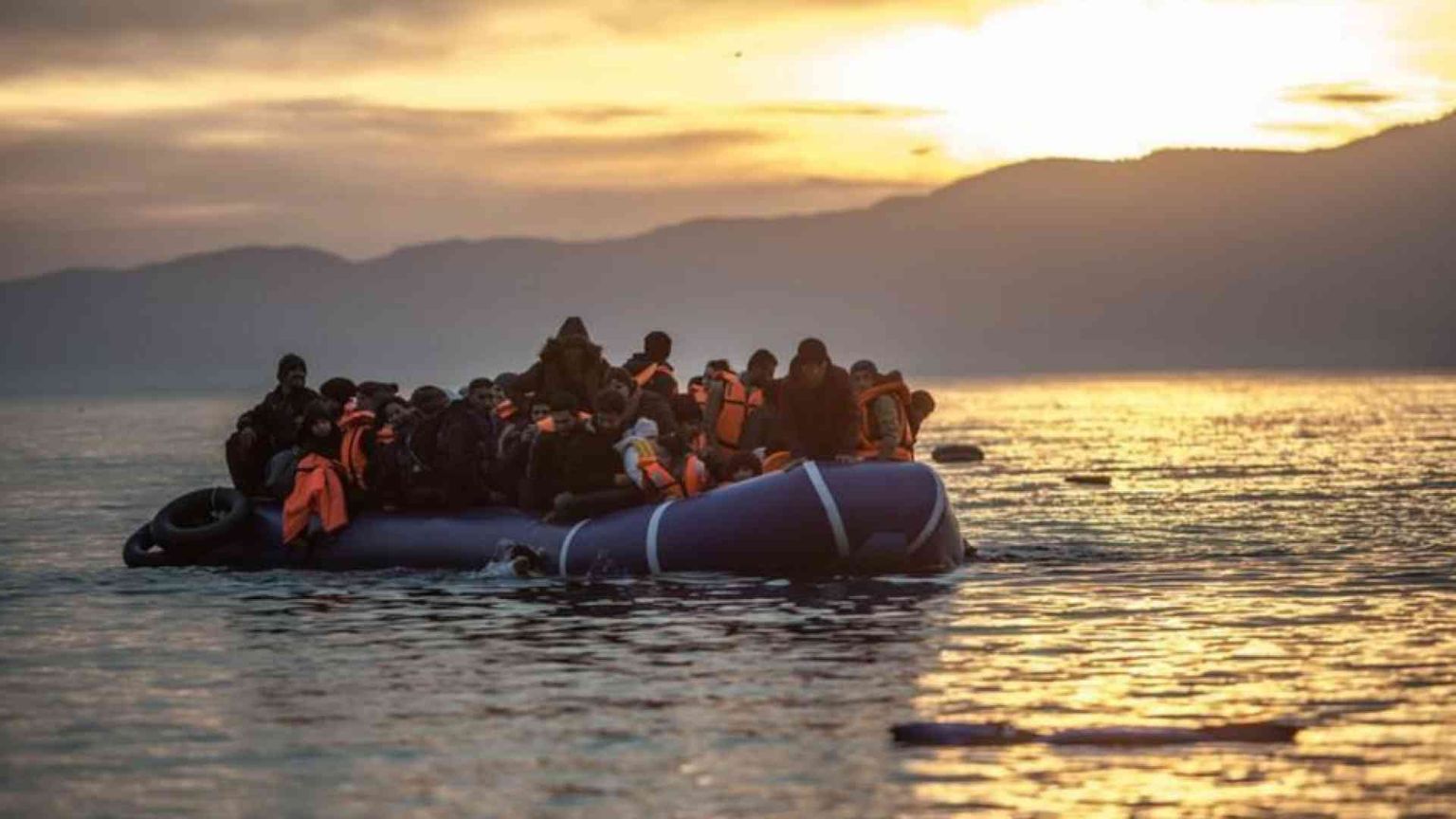 Morti e dispersi sulla rotta dell'Egeo: «Quel barcone era diretto in Italia»