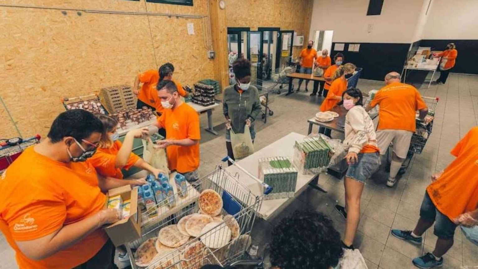 Milano, l’alba degli invisibili. Tra gli uomini soli in cerca di aiuto