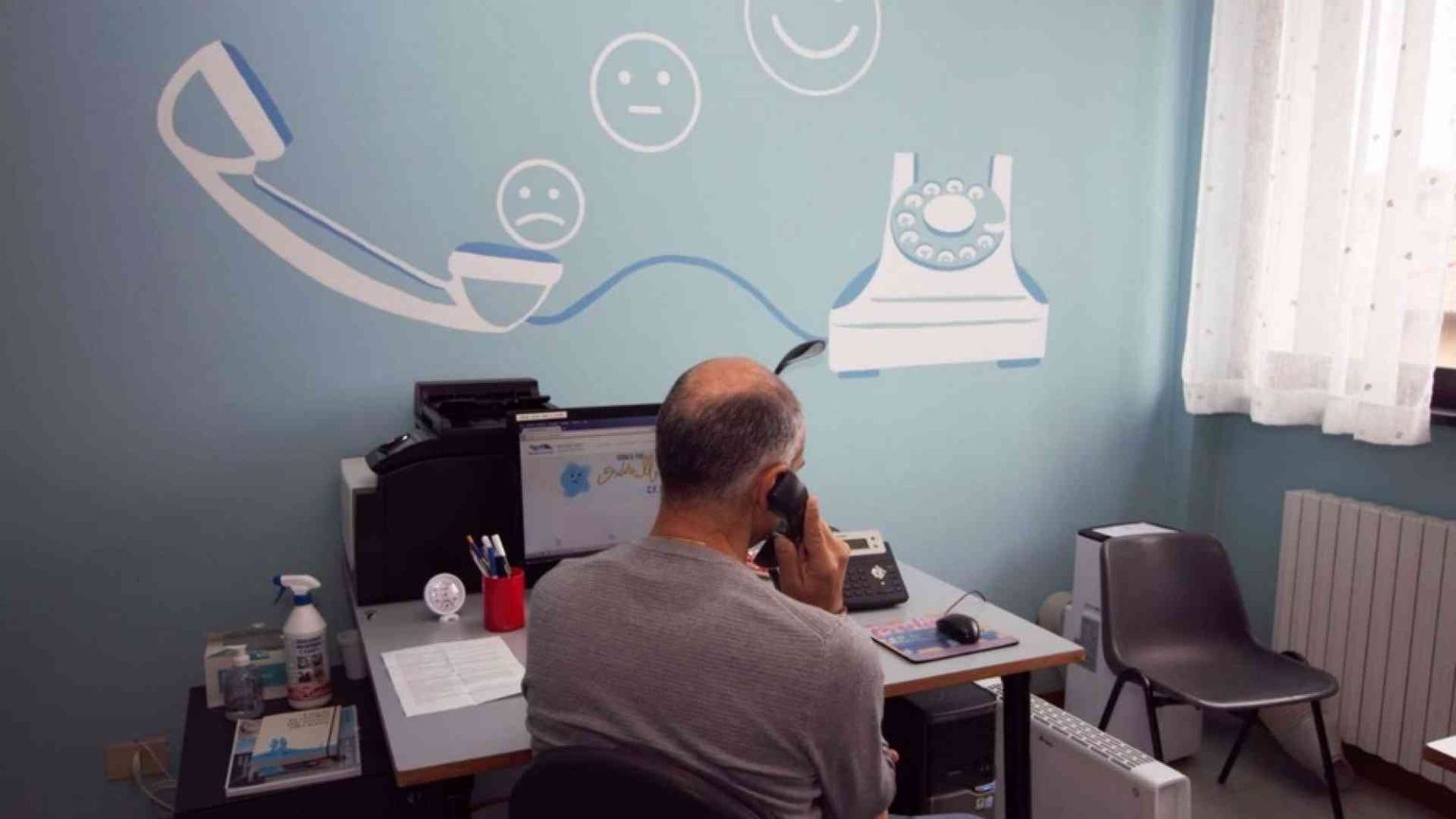 A Natale e Santo Stefano «doniamo tempo a chi è solo». Al telefono