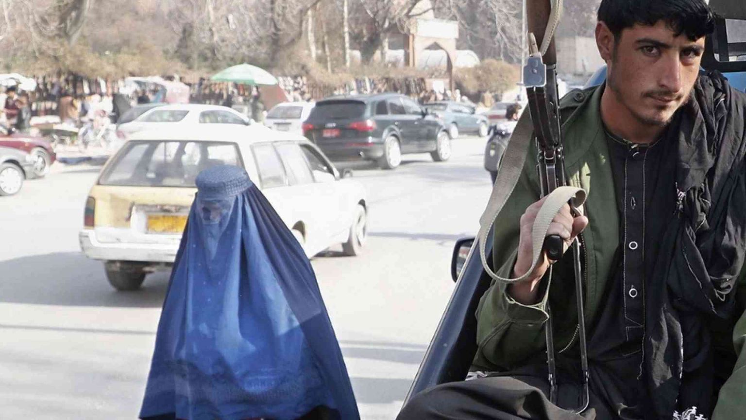 I taleban vietano alle donne di viaggiare da sole. E nei taxi solo velate