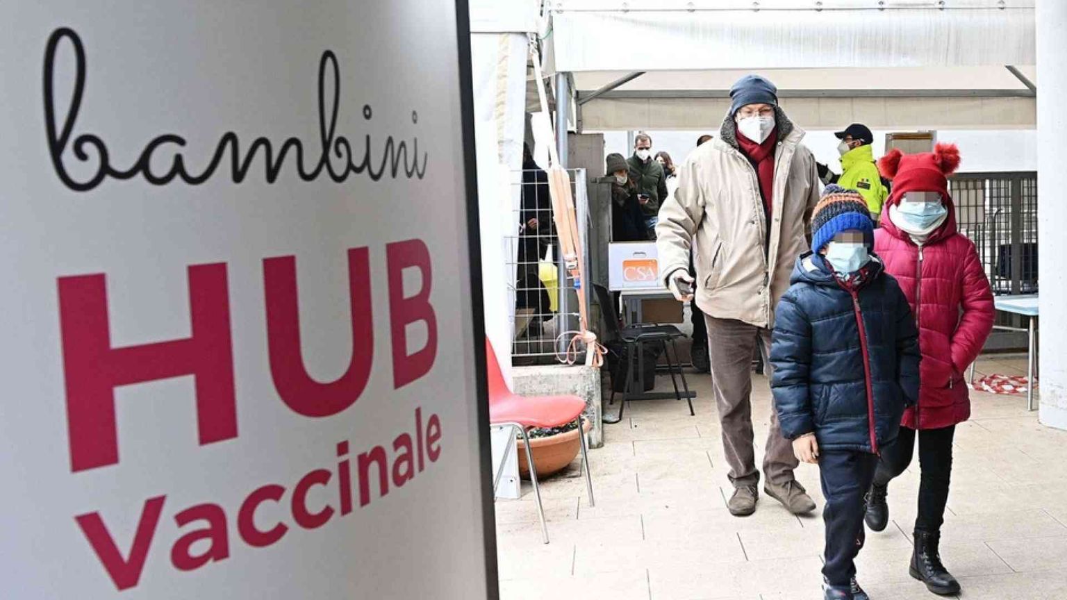 Le Regioni: «Quarantena ridotta per chi ha fatto tre dosi o si blocca il Paese»