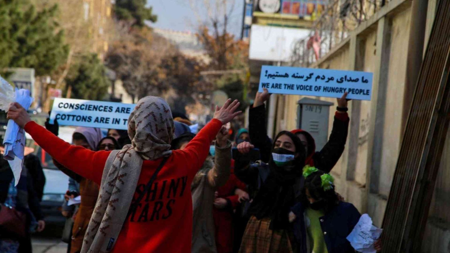 La protesta delle donne a Kabul: la polizia spara per disperderle