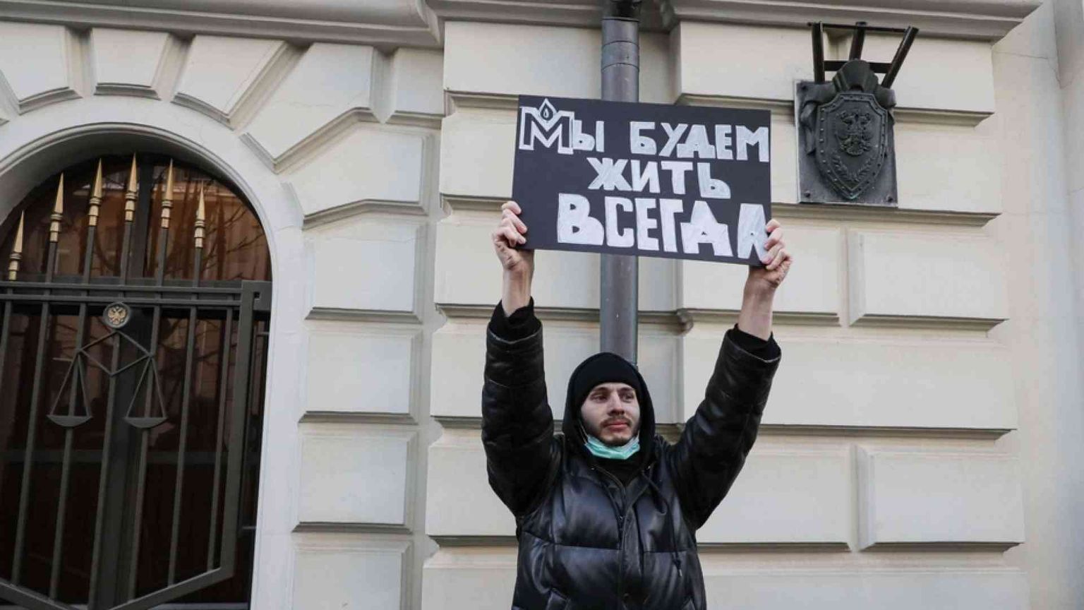 «Infanga l'Urss»: così la Corte suprema russa chiude la ong Memorial