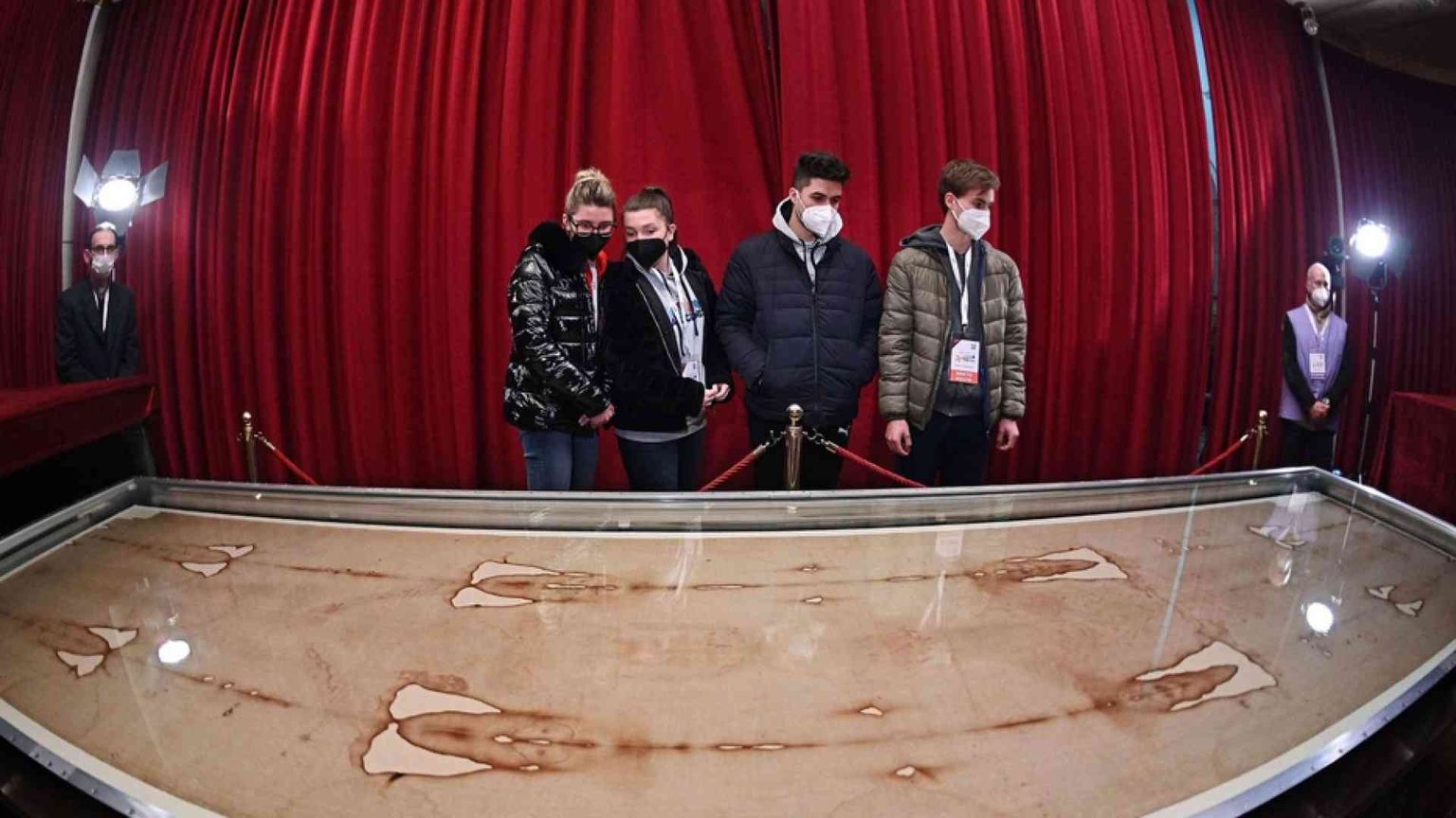 La Sindone parla ai giovani di Taizé. Frère Alois: Gesù, segreto dell'unità