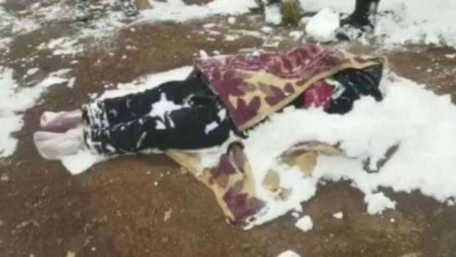 Senza calze per scaldare i figli, migrante afghana assiderata tra Turchia e Iran