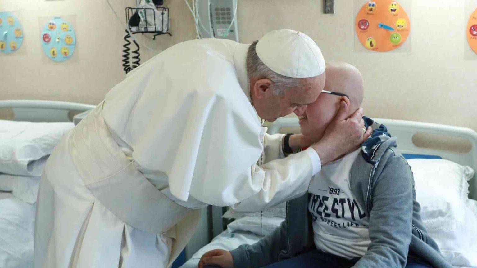 Il Papa: «Accanto al malato, con competenza e compassione»