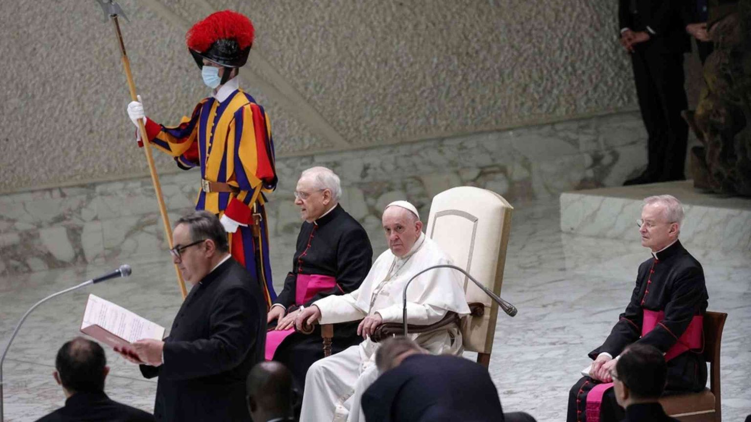 Papa Francesco: la gente non vuole avere figli. E incoraggia l'adozione