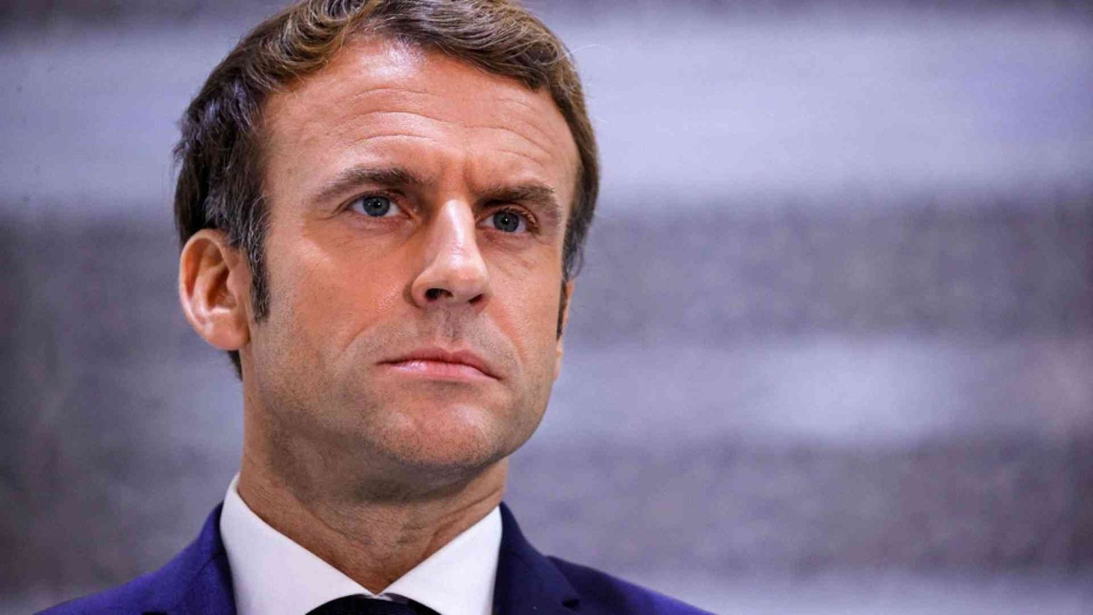 Francia sulla soglia dei 335mila casi e Macron attacca i no-vax