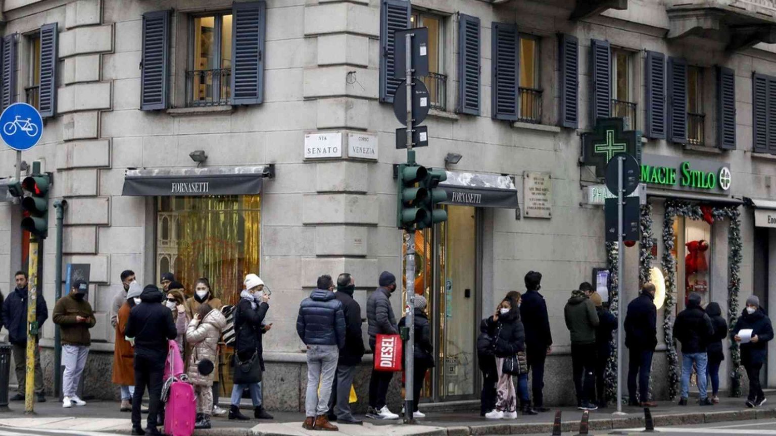 Tamponi tra regole e code, il sistema non ce la fa più a reggere la pressione