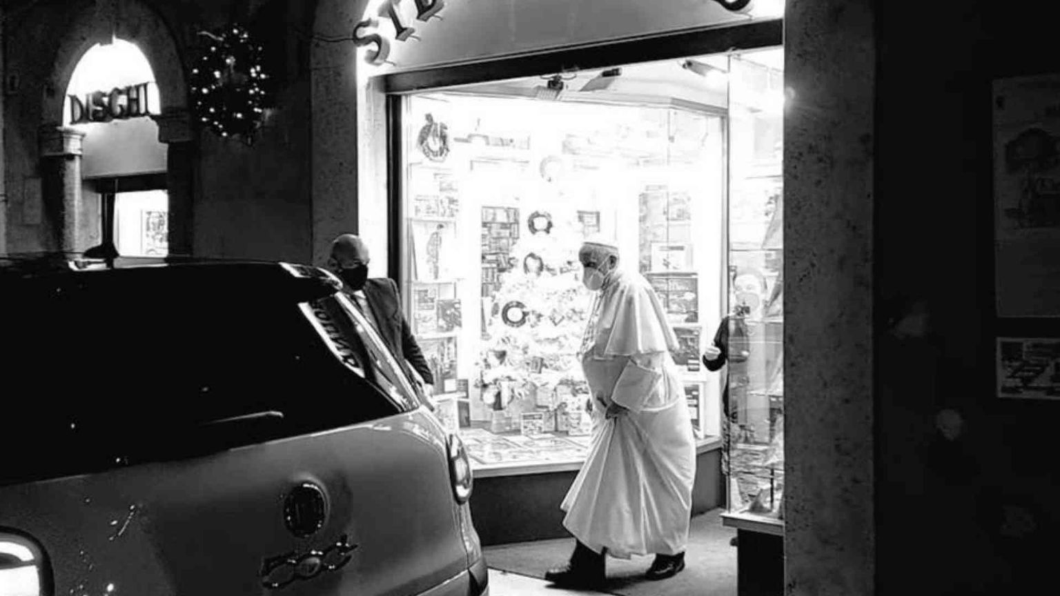 Papa Francesco entra in un negozio di dischi a Roma