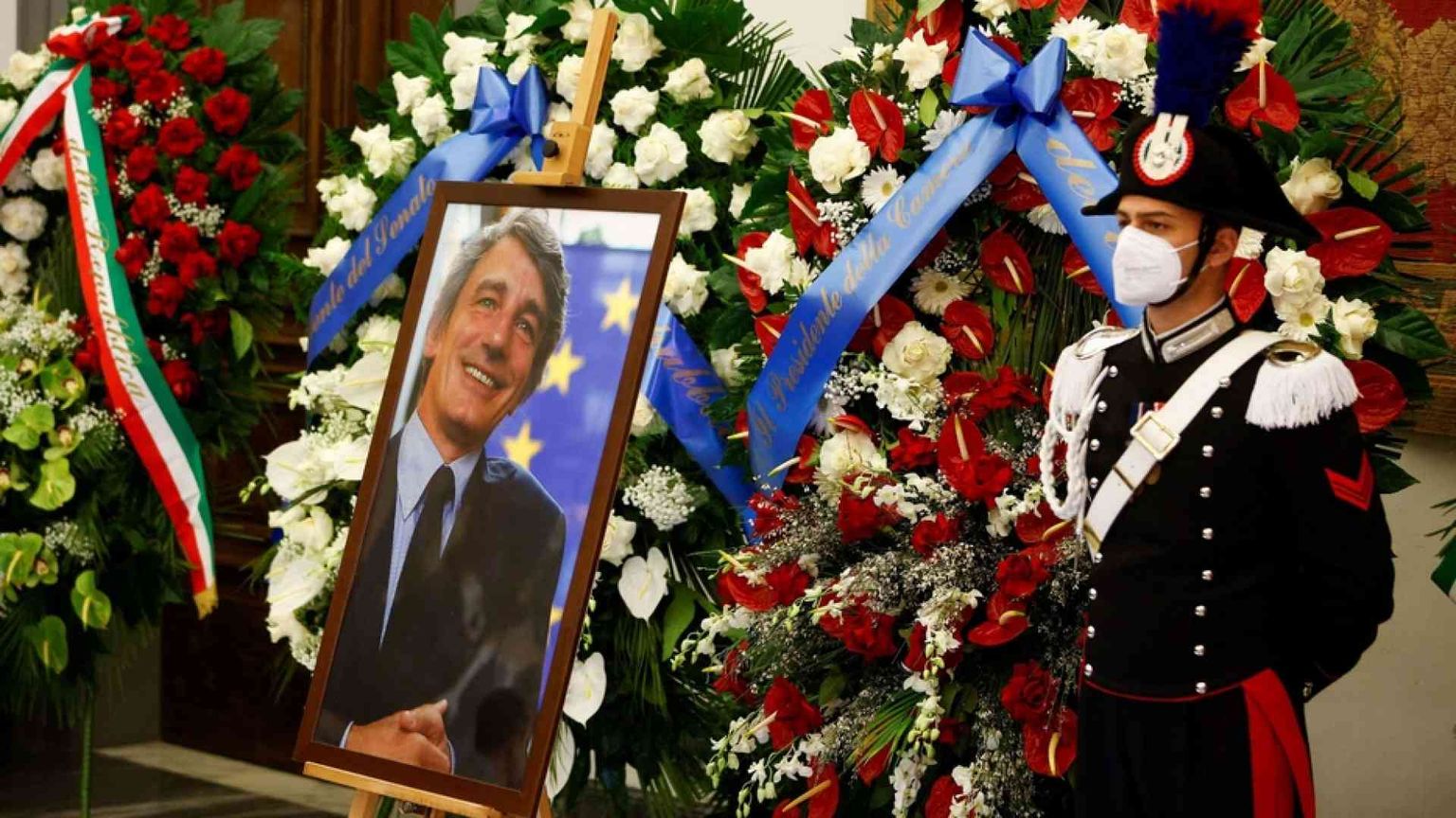 Mattarella e Draghi alla camera ardente di Sassoli. Venerdì i funerali di Stato