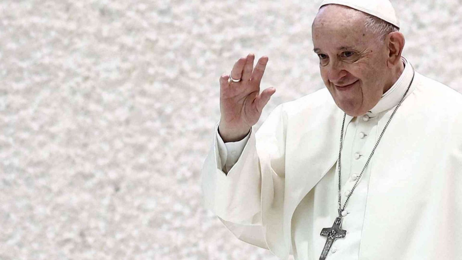 Il Papa: «Padri e madri profughi per me sono eroi»