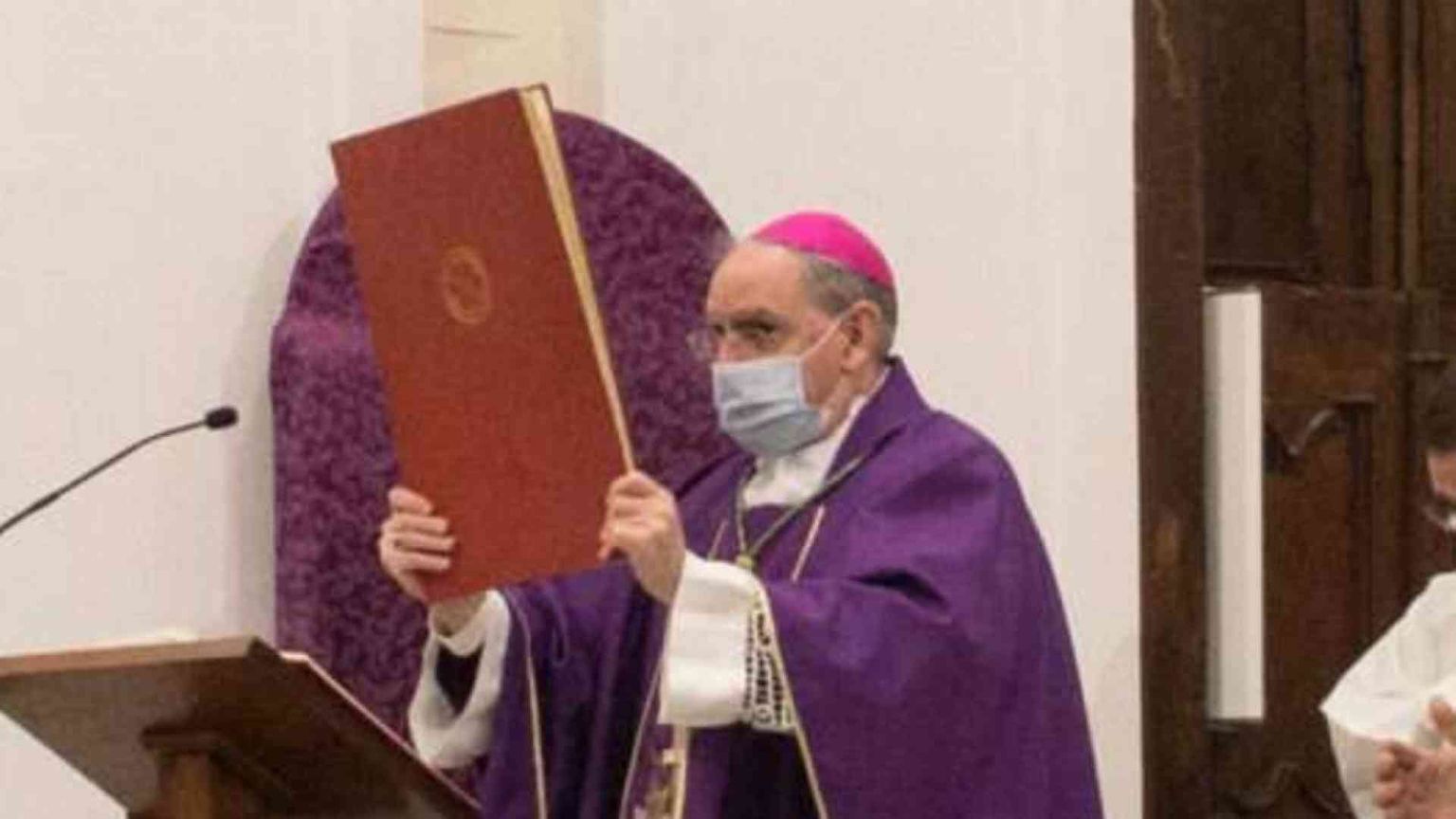Il vescovo Cirulli: «Sui vaccini solo buon senso. C'è chi vuole colpire il Papa»
