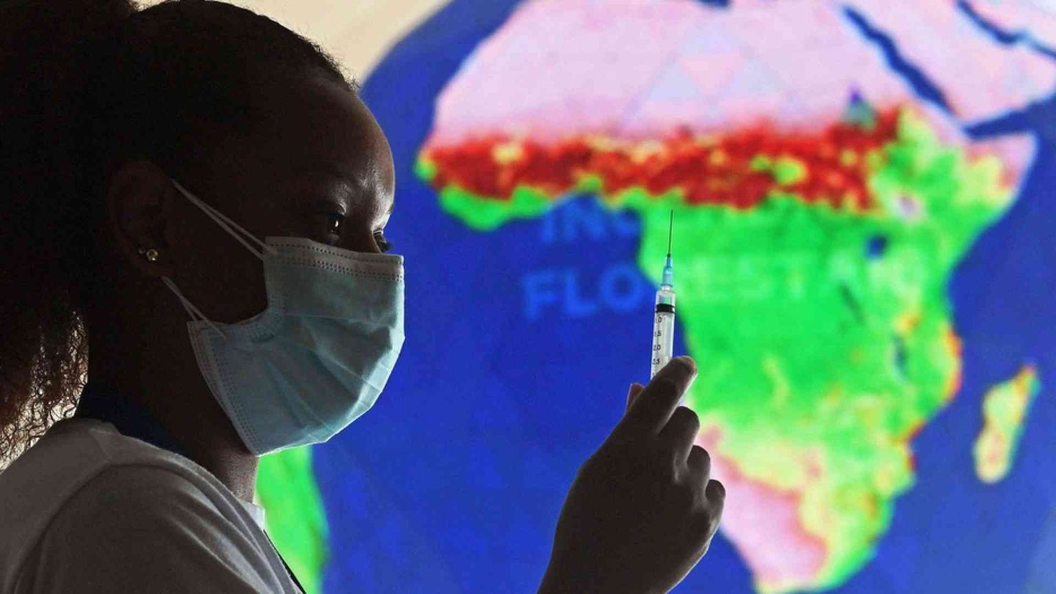 C'è un utile «doppio binario» per globalizzare le vaccinazioni