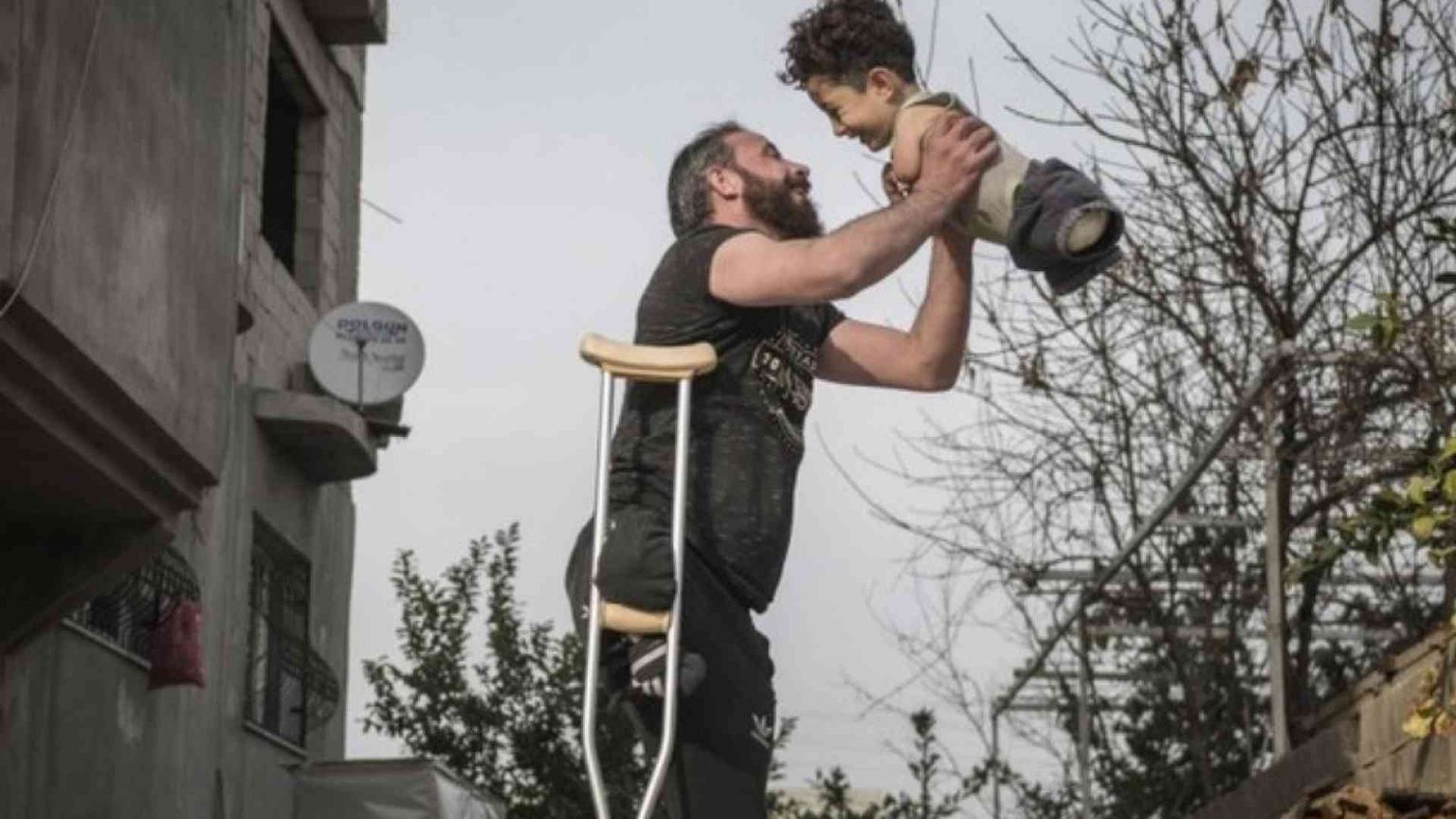 Padre e figlio senza arti in Italia: accolti dalla Caritas (Video)