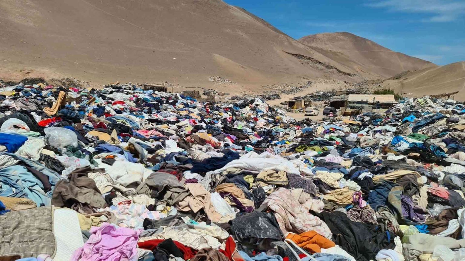 Cile, cimitero della moda mondiale. Nel deserto la discarica dei record