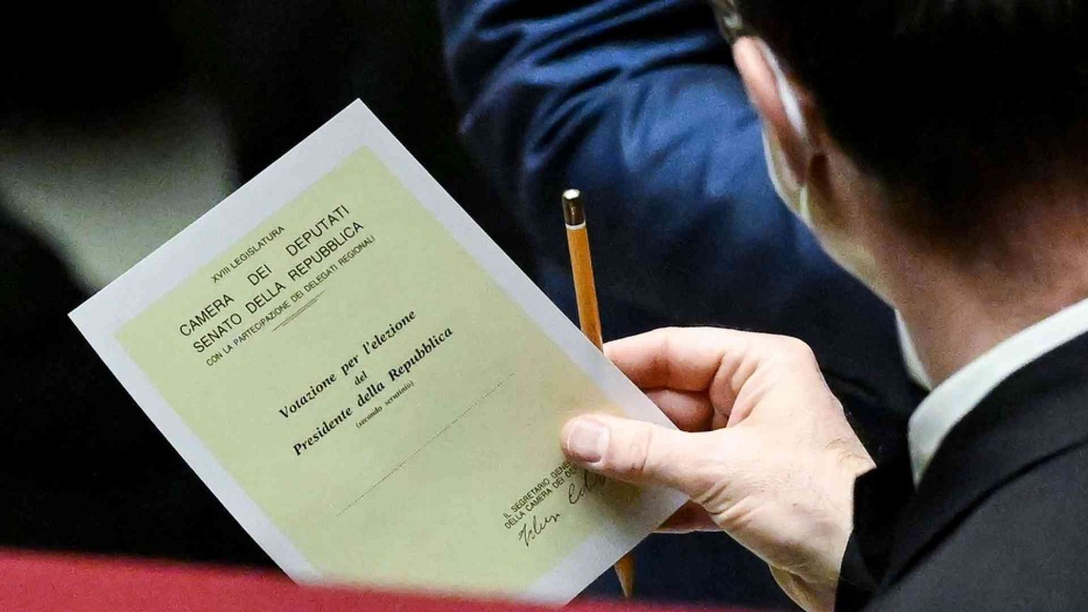 Nuova fumata nera, 39 voti per Mattarella. I 3 nomi del centrodestra