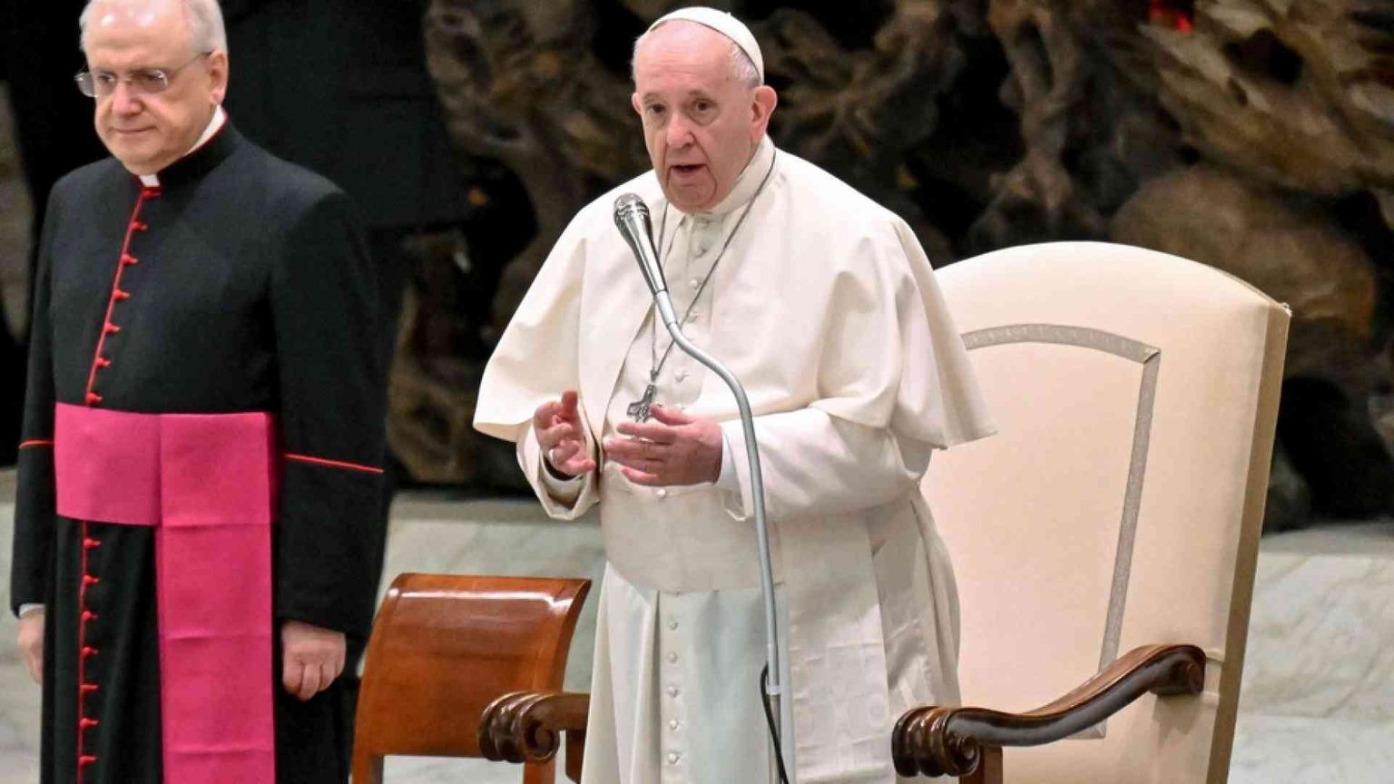 Il Papa: preghiamo per l'Ucraina, merita la pace
