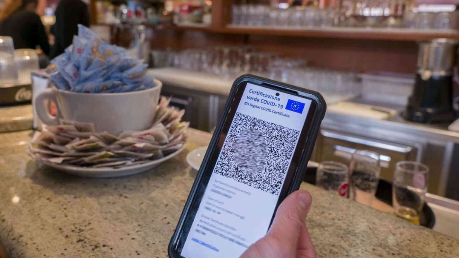 In Europa il Green pass vale 9 mesi No a tamponi per chi è già vaccinato