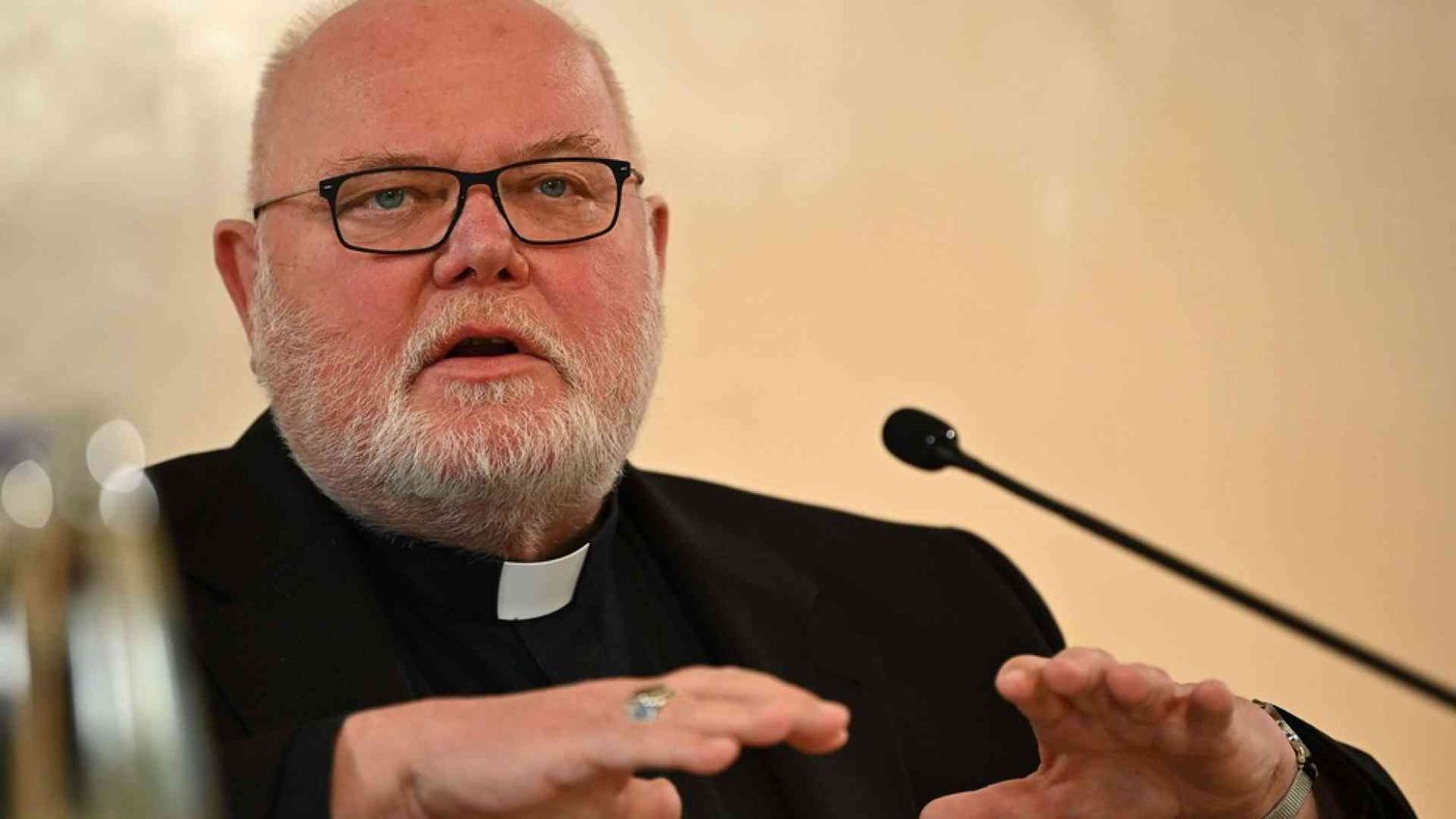 Abusi, il cardinale Marx: «Ho trascurato le vittime, chiedo perdono»