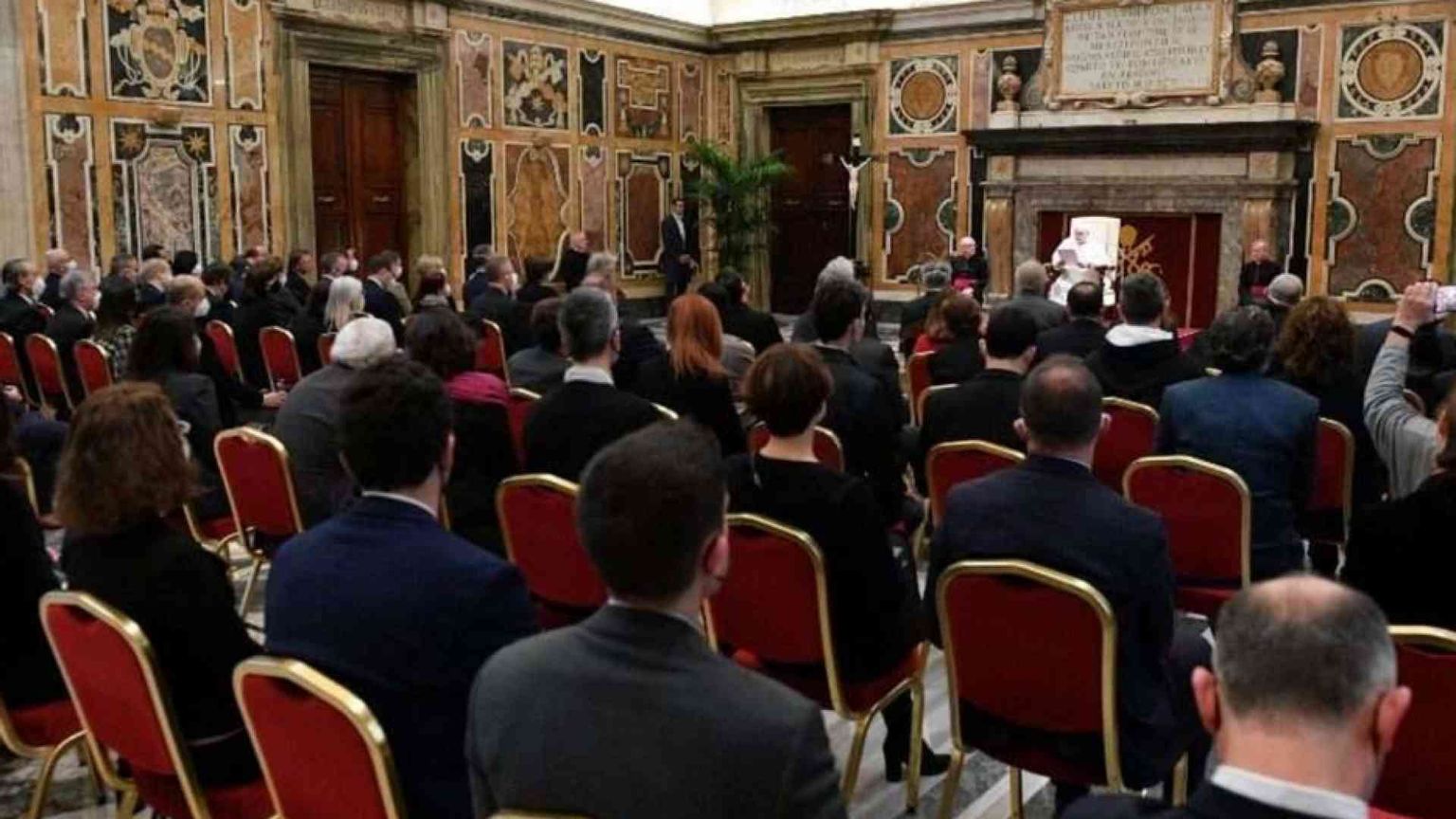 Il Papa: le fake news sui vaccini vanno combattute