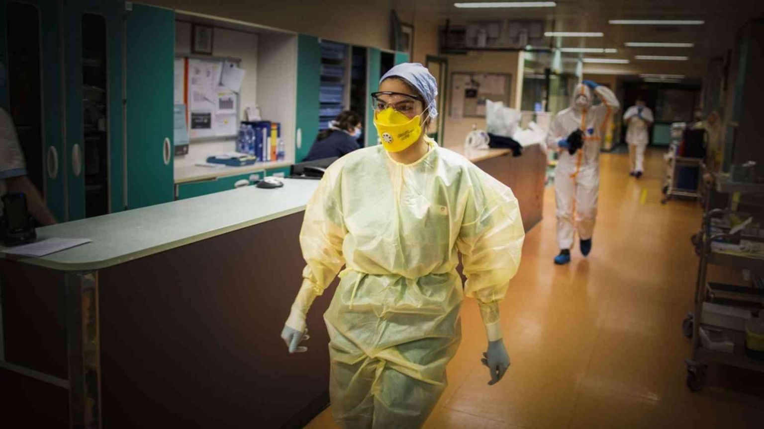 In corsia, tra i medici del Gemelli. «La guerra al Covid? Non è finita»