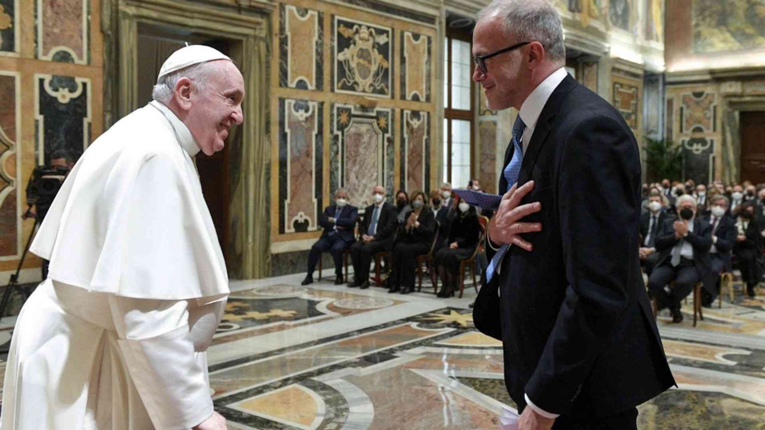 Papa Francesco: le tasse, se sono giuste, tutelano i più poveri