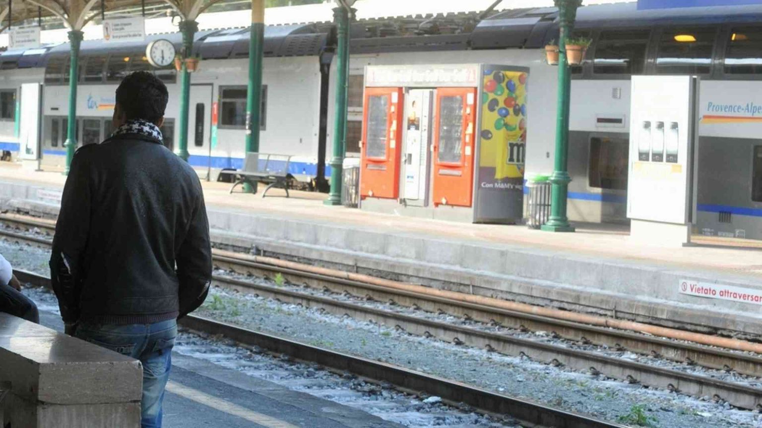 Muore folgorato sul tetto di un treno per la Francia