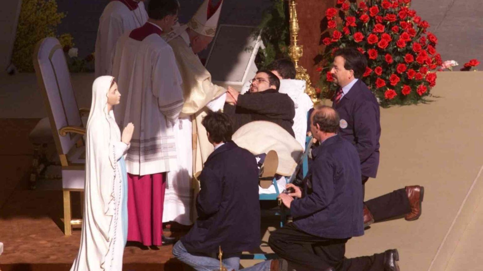 Giovanni Paolo II e le sue mani tese verso i malati per 30 anni