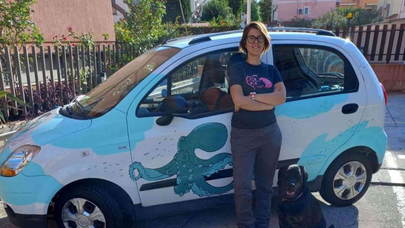 Scende dalla cattedra per pulire le spiagge