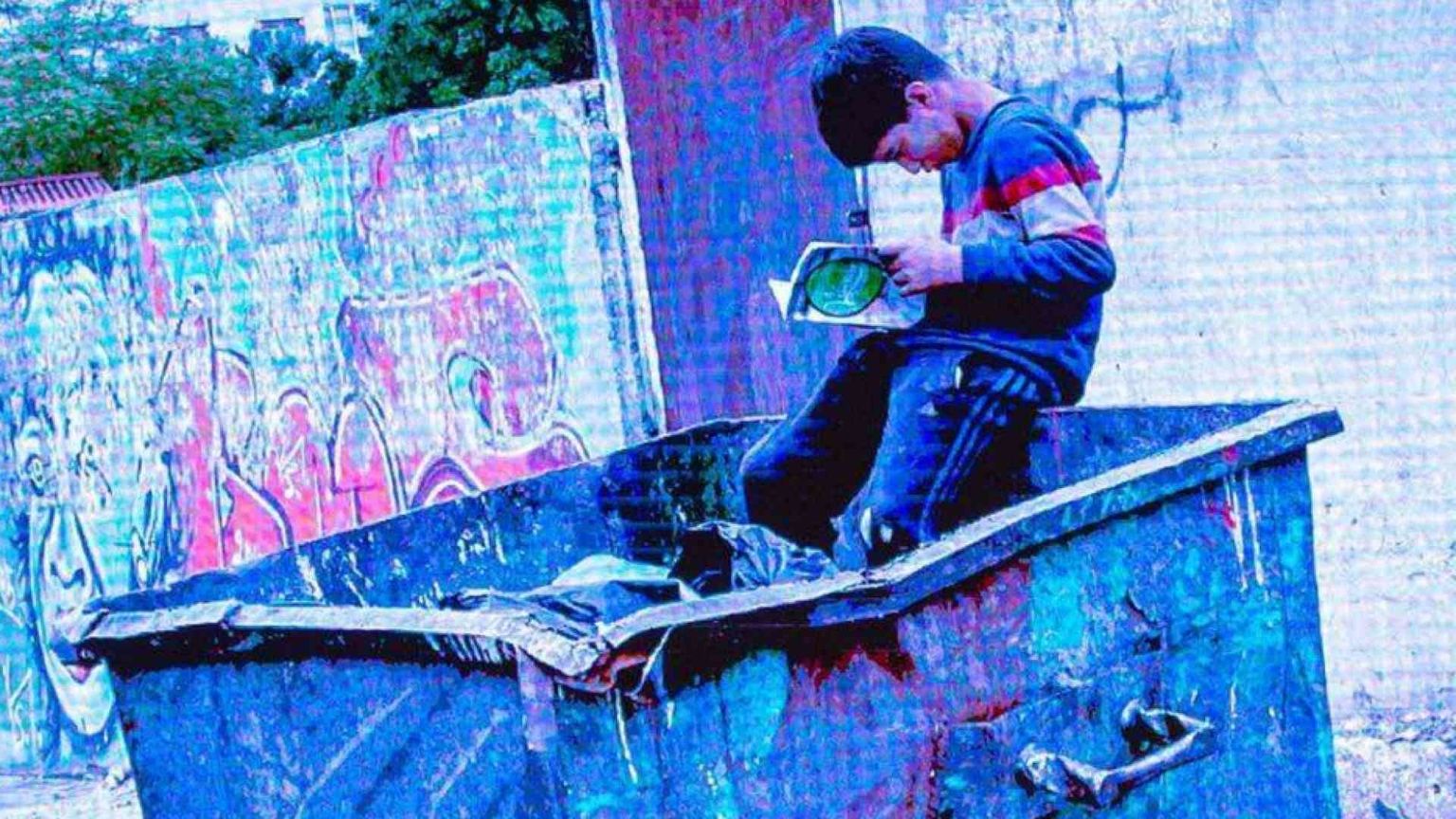 Hussein, il bambino profugo siriano che legge tra la spazzatura