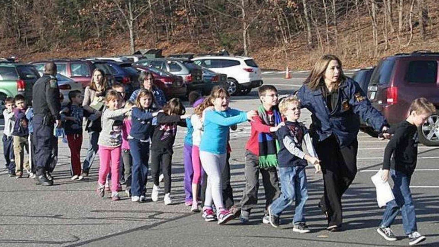 Strage di Sandy Hook, l'azienda di armi risarcirà le vittime