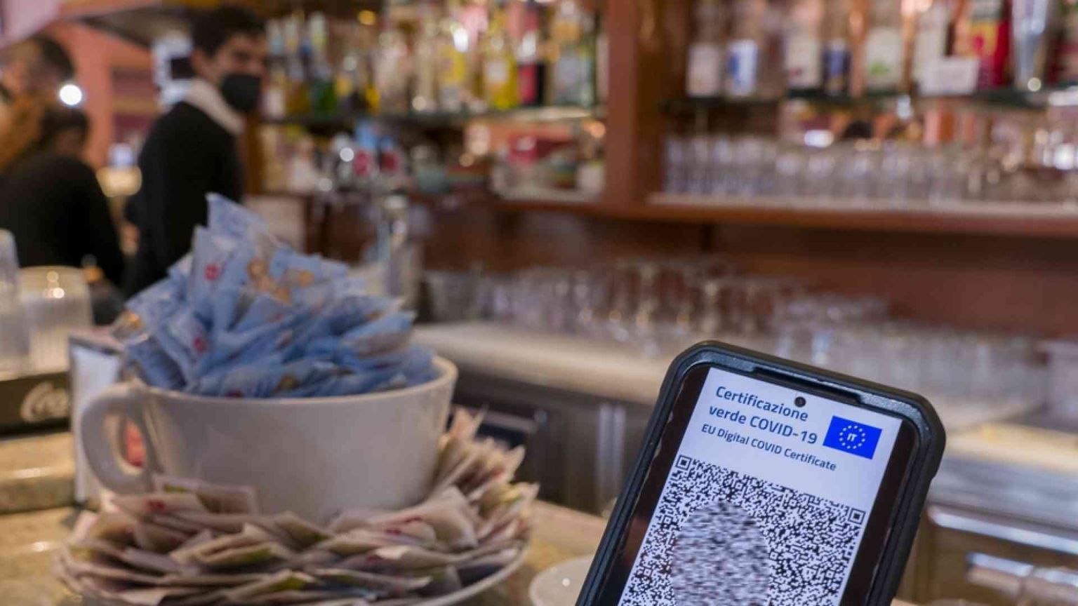 Super green pass obbligatorio da oggi per i lavoratori over 50 (anche colf)