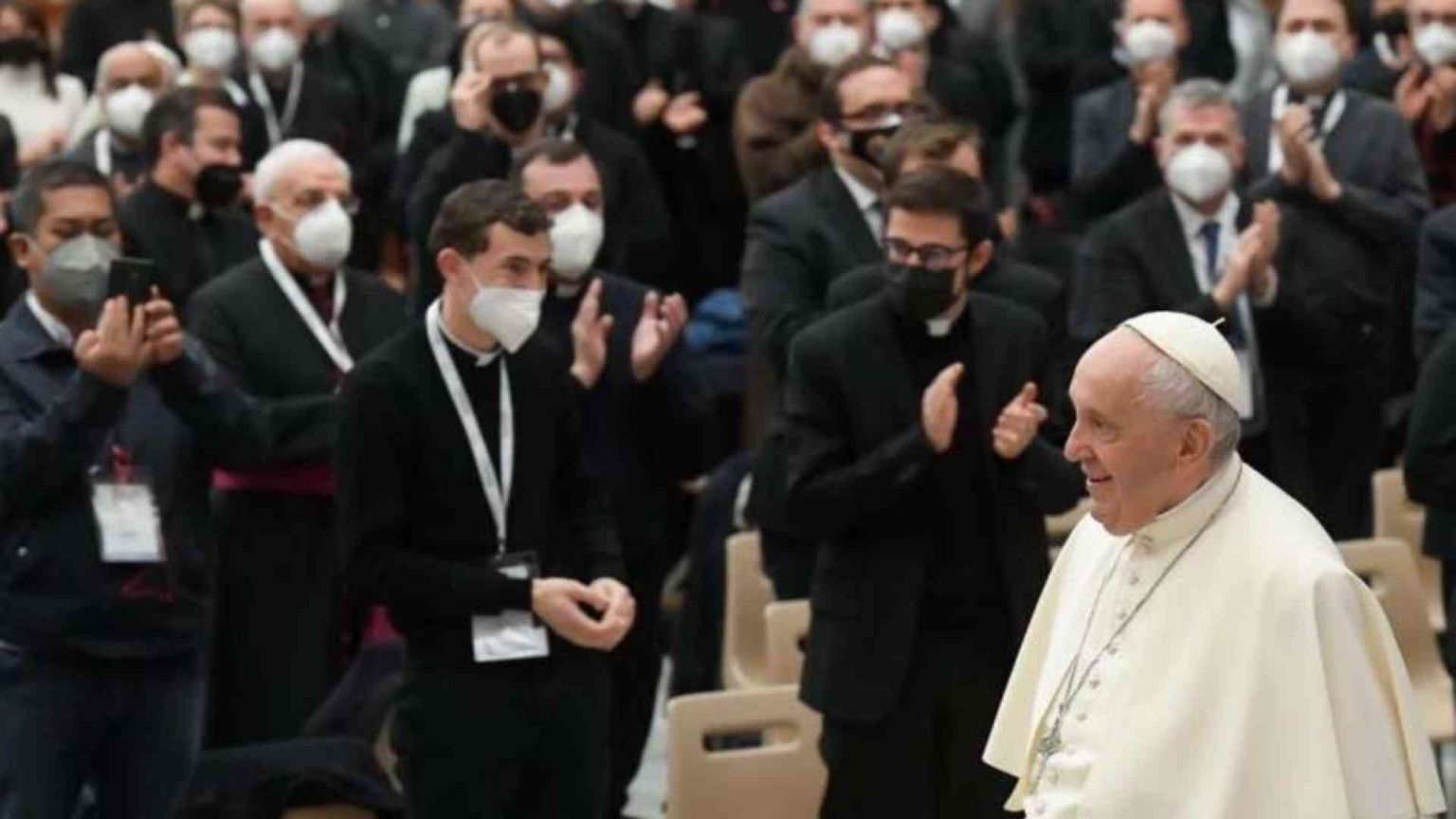 Il Papa: qualche sacerdote dev'essere evangelizzato. «E più preghiera»