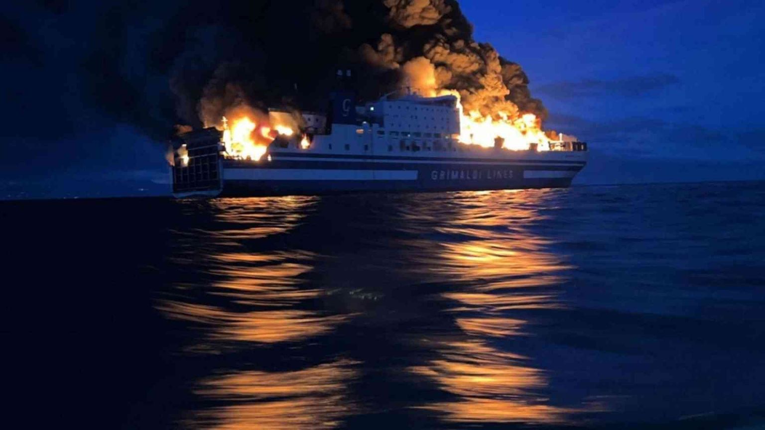 In fiamme traghetto diretto a Brindisi: 12 dispersi