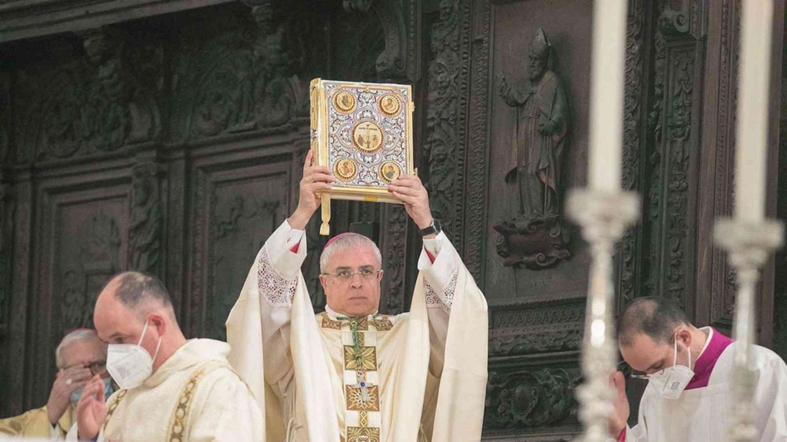 L’abbraccio al nuovo arcivescovo Renna: misericordia e amicizia sociale