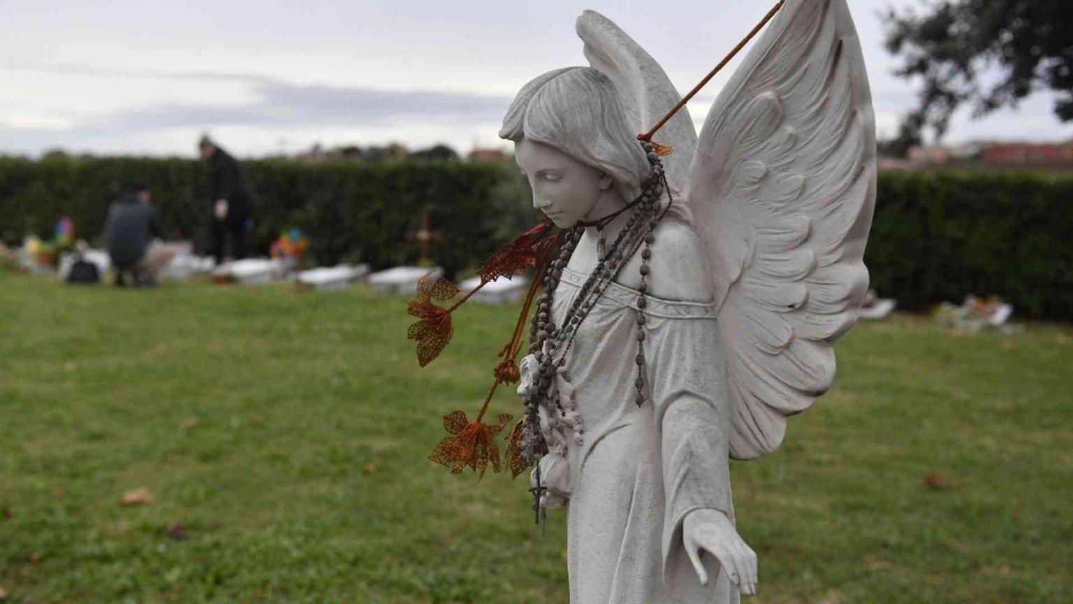 Feti umani nei rifiuti, le associazioni per la vita: li seppelliamo noi