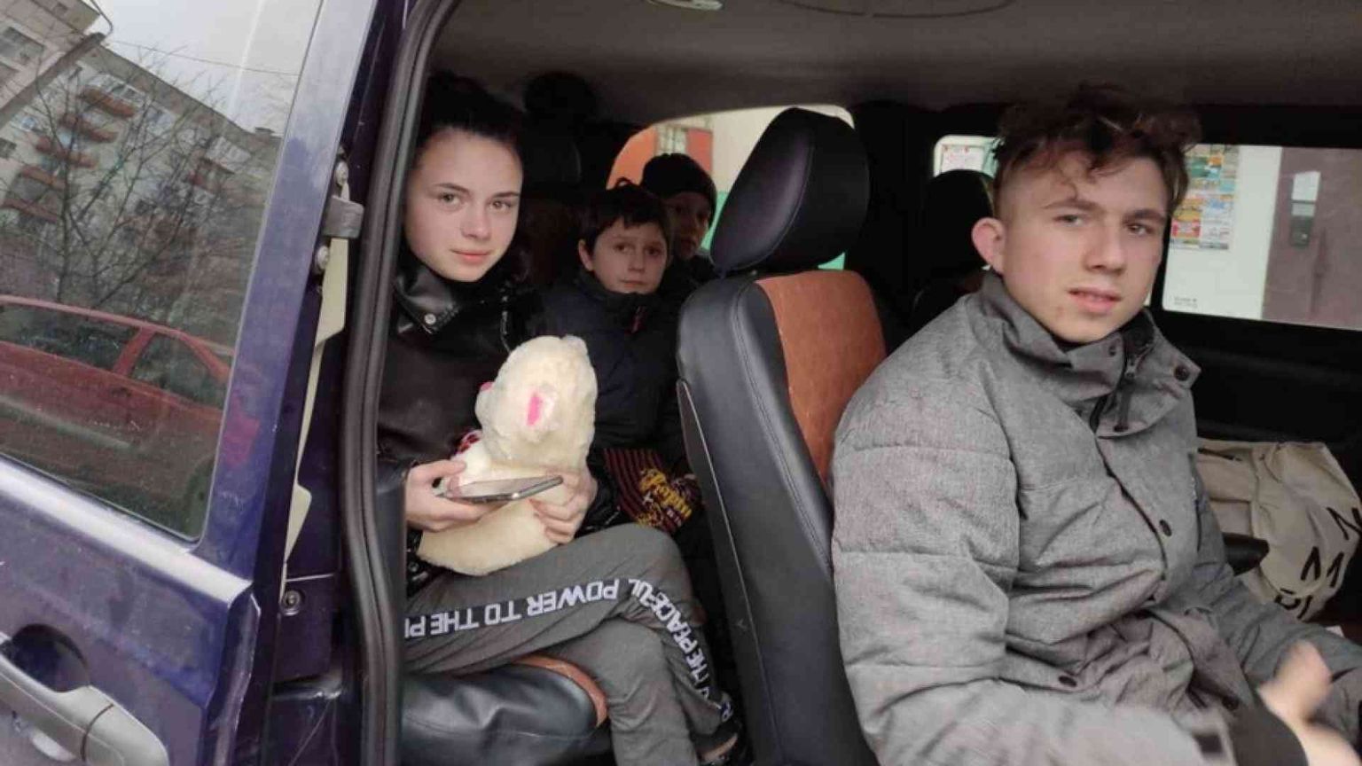 In fuga, sul pulmino di don Oleh. «Via dalla guerra donne e bambini»