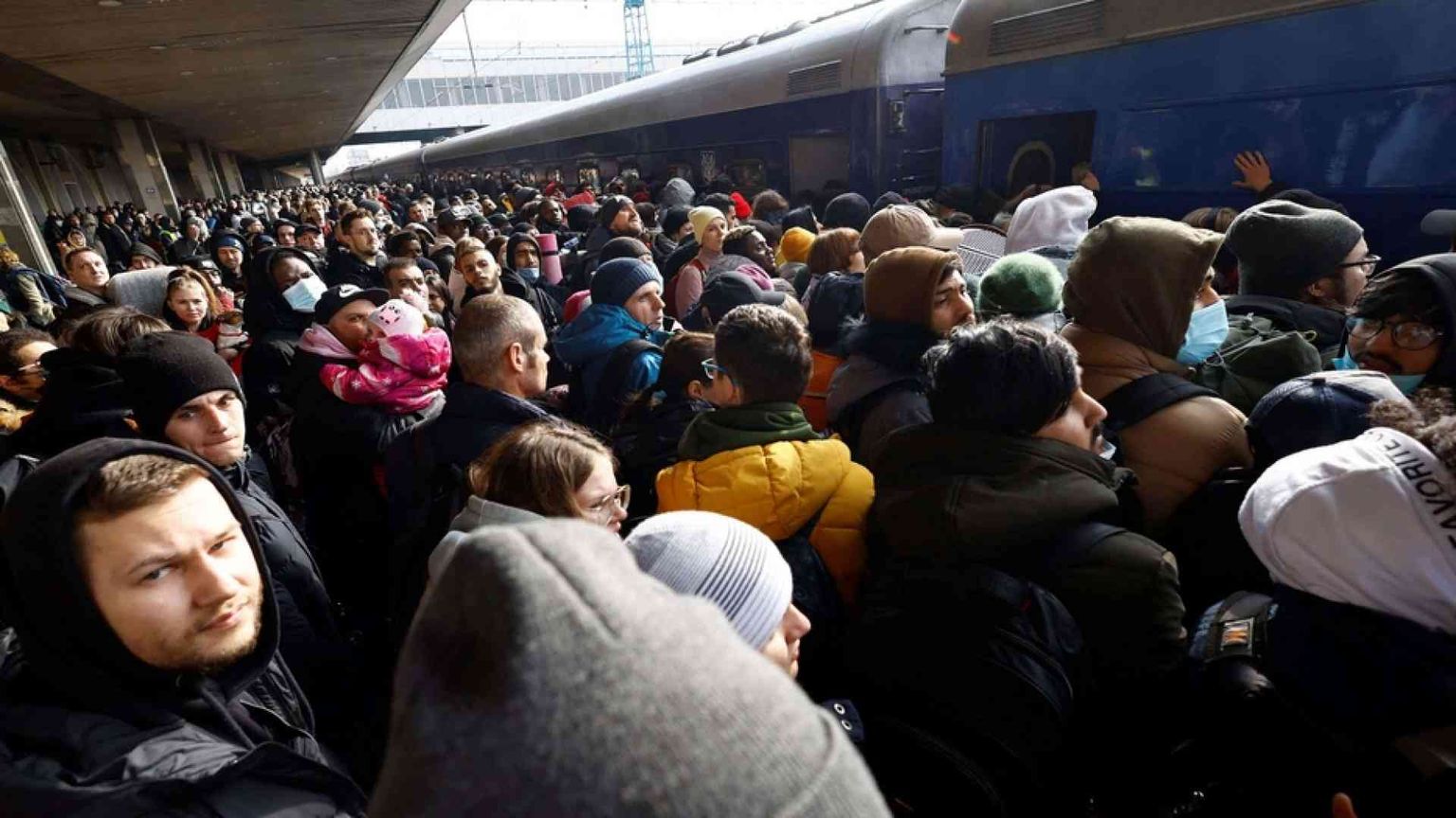 Kiev, la città è deserta e i civili combattono dietro le barricate