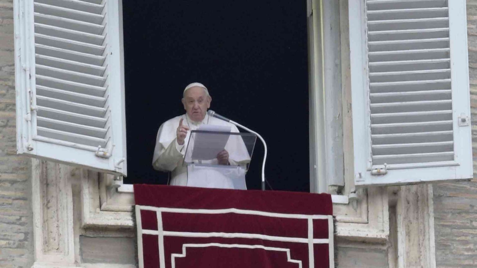 Il Papa all'Angelus: «Con cuore straziato ripeto: tacciano le armi»