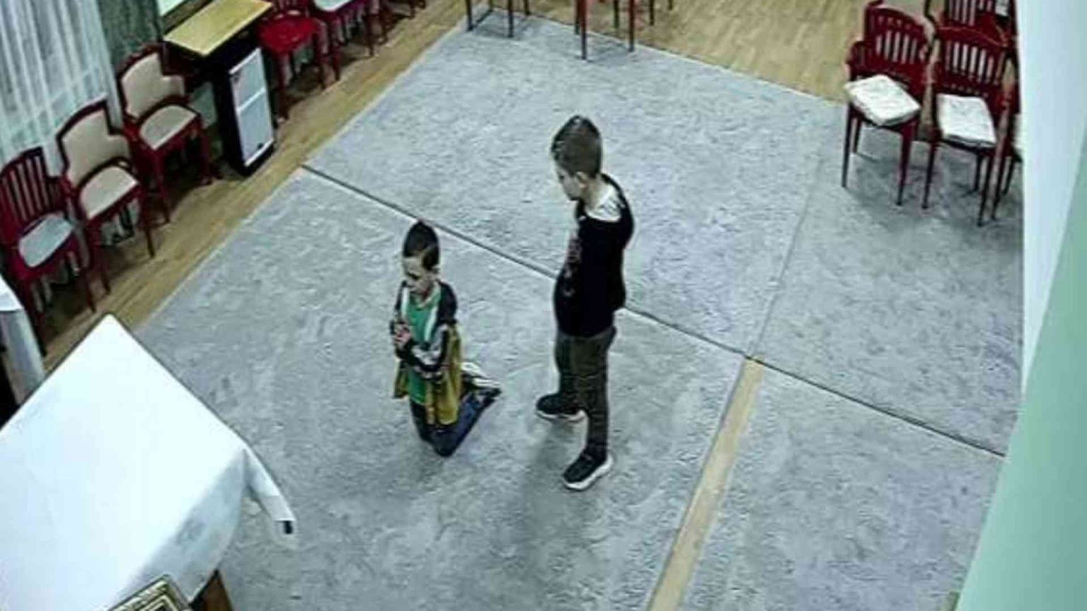 A Chortkiv il piccolo Dimitriy davanti all'altare prega per la pace