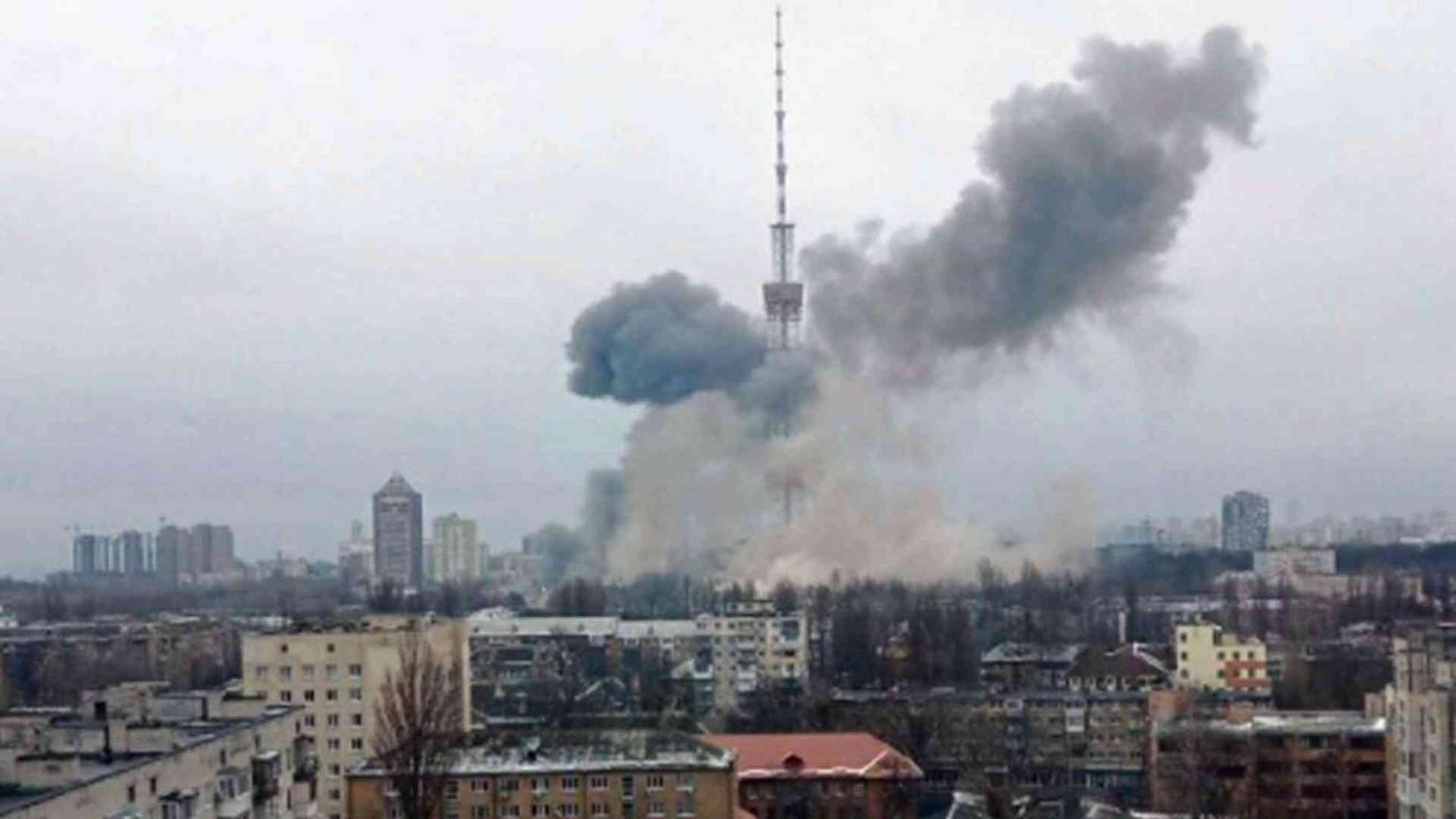 Ancora bombe, colpita la torre della Tv a Kiev, cade la città di Kherson