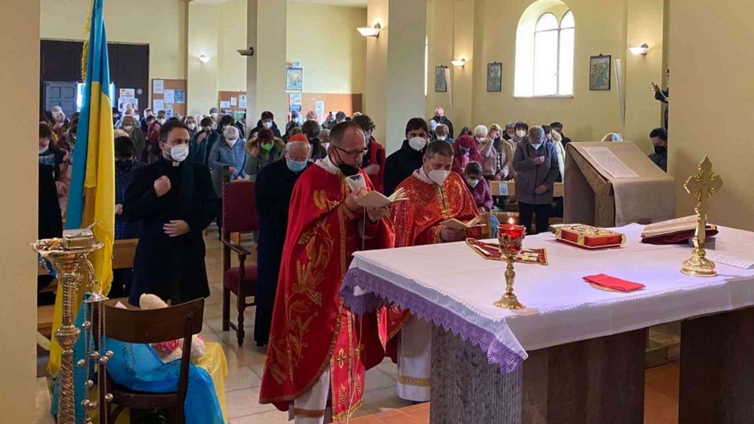 Il cardinale Bassetti visita la comunità ucraina. «Basta guerra»