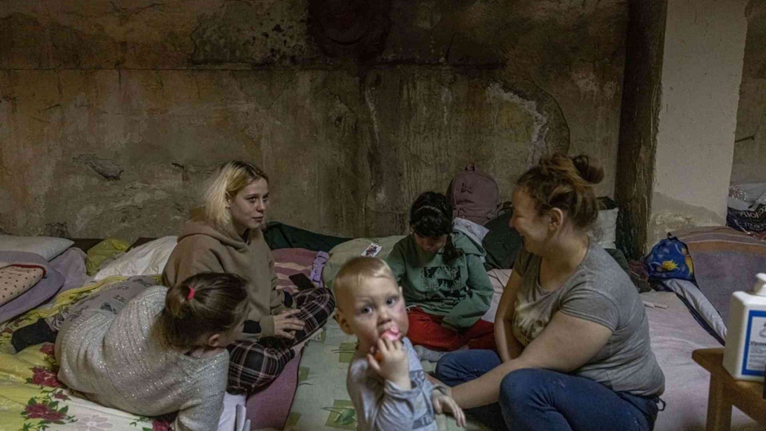 Ucraina, i bambini malati di cancro nello scantinato dell'ospedale di Kiev