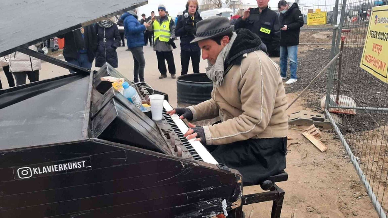 Il pianista suona per i profughi in Ucraina: «Musica dopo le bombe»